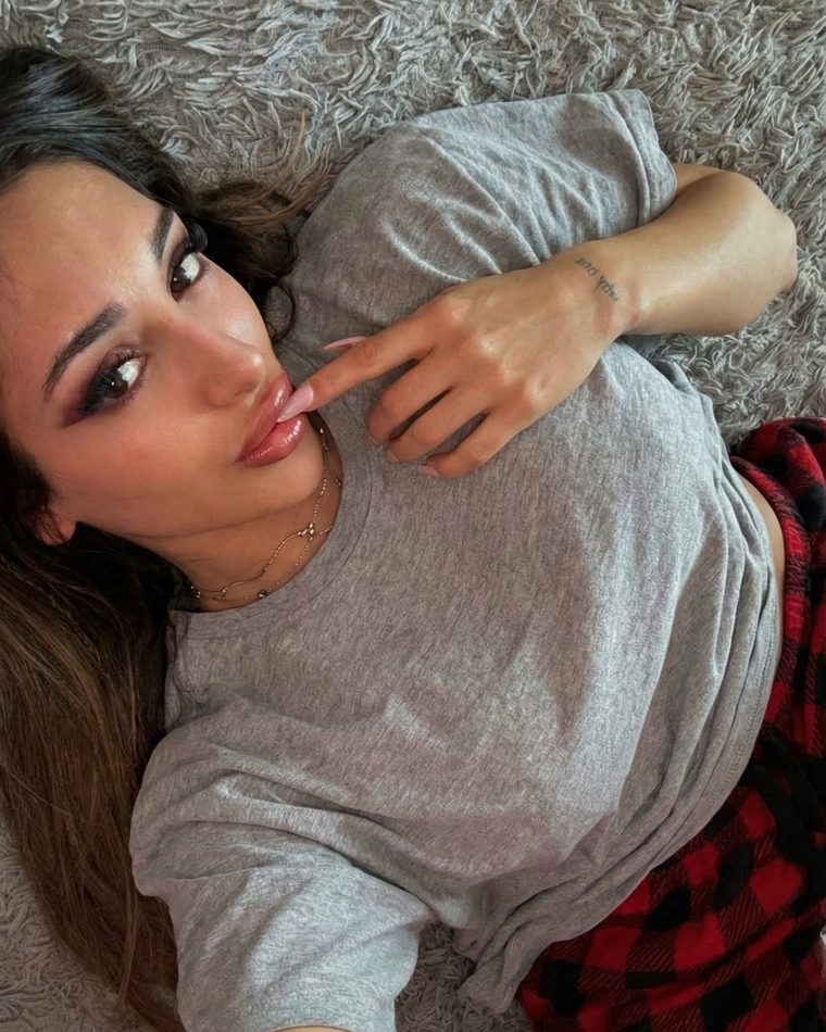 Sara recostada en la alfombra de su casa