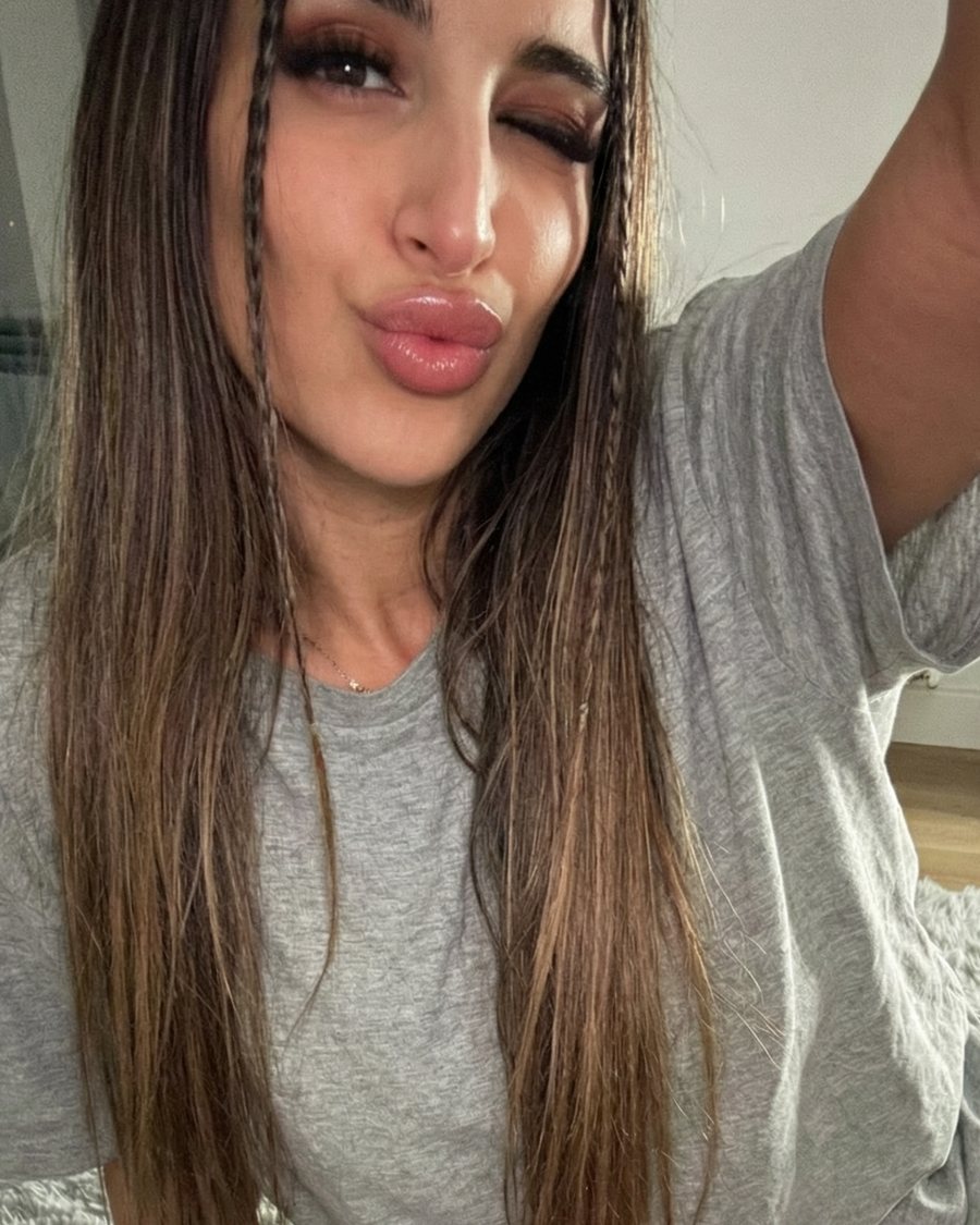 Sara sentada en la alfombra de su departamento